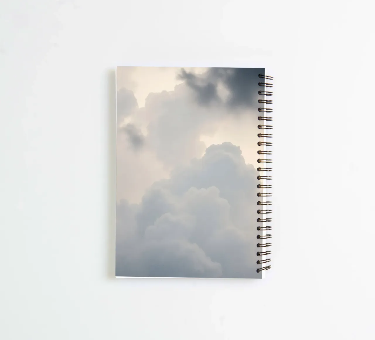 Ciel rempli de nuages doux et de teintes claires, calme et apaisement carnet à spirale de DesignDoodle