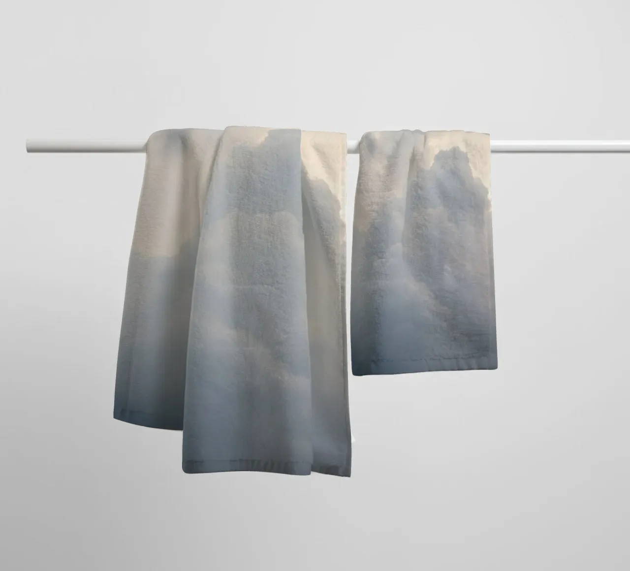 Lucht gevuld met zachte wolken en lichte tinten een kalm en rustgevend badhanddoek van DesignDoodle