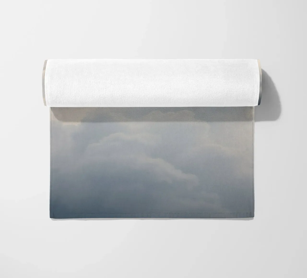 Der Himmel mit weichen Wolken und hellen Farbtönen gefüllt eine Ruhe und beruhigen Strandtuch von DesignDoodle