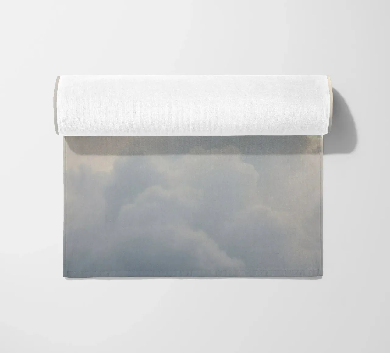 Der Himmel mit weichen Wolken und hellen Farbtönen gefüllt eine Ruhe und beruhigen Strandtuch von DesignDoodle