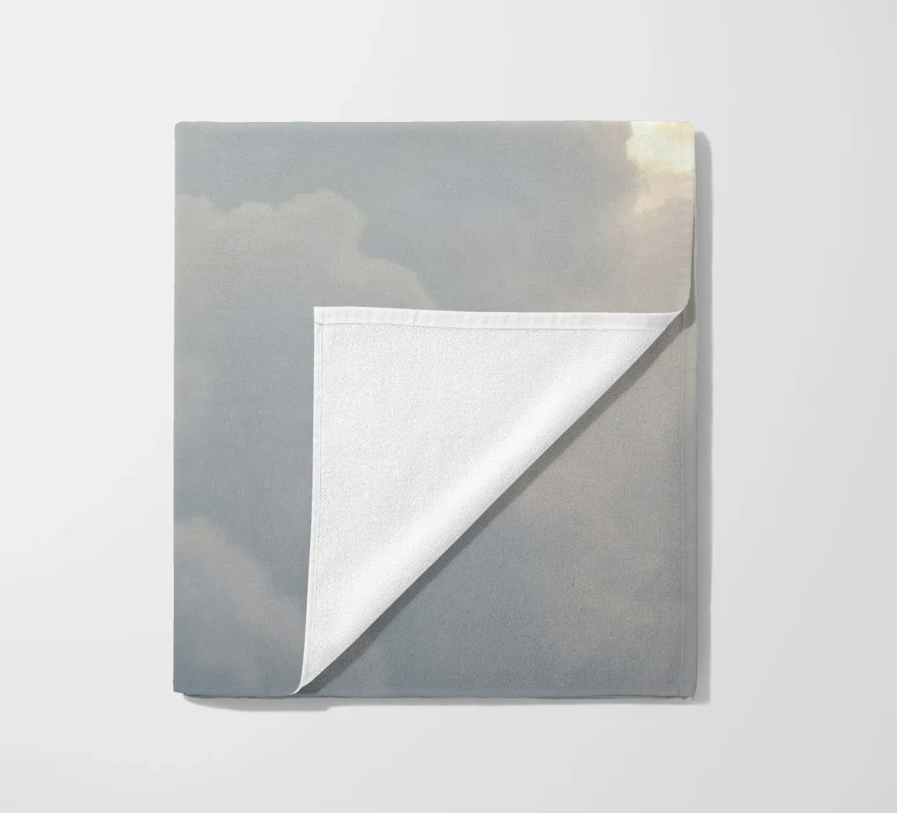 Cielo pieno di nuvole soffici e tonalità chiare, calma e tranquillità telo mare da DesignDoodle