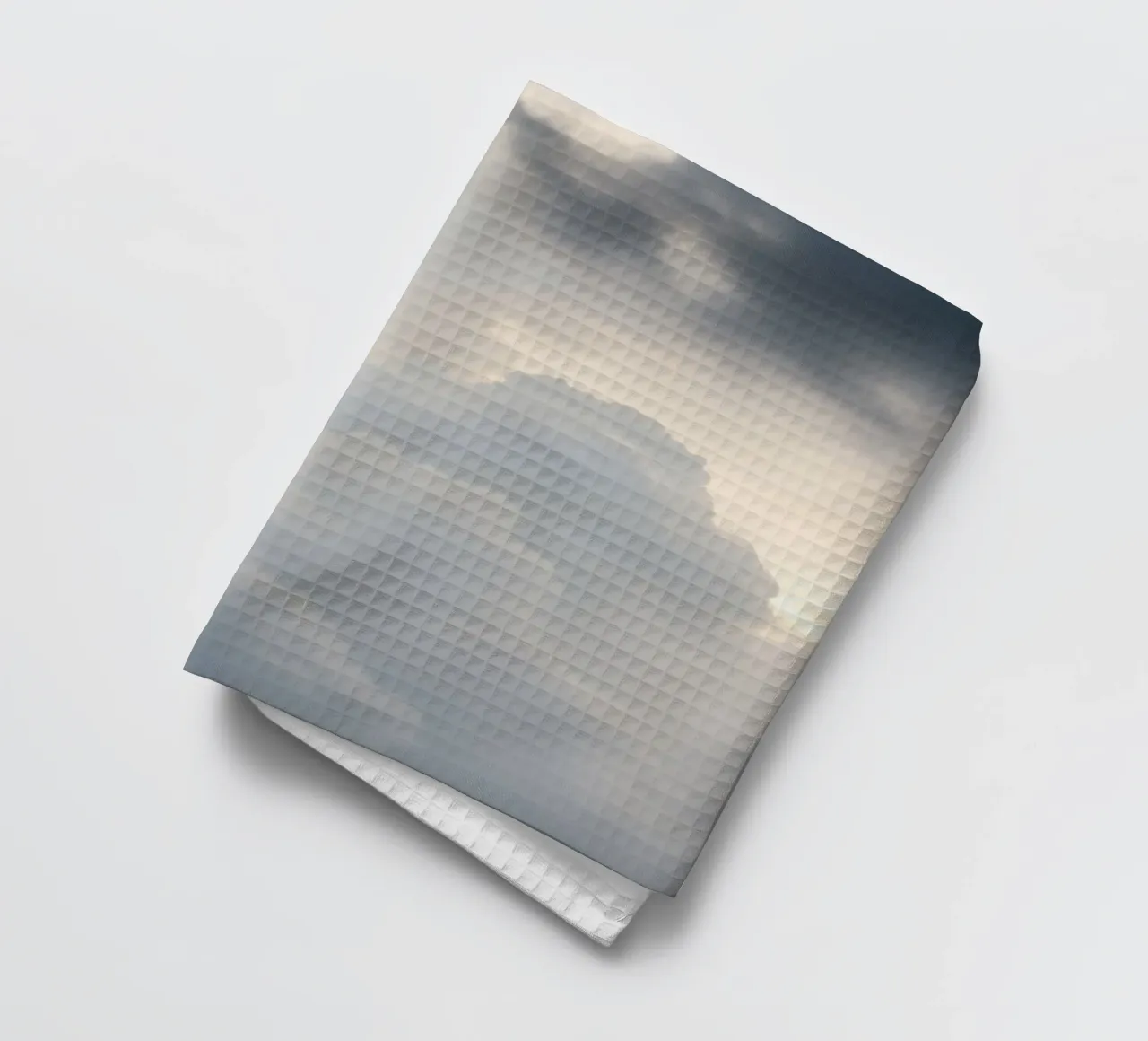 Ciel rempli de nuages doux et de teintes claires, calme et apaisement torchon de DesignDoodle