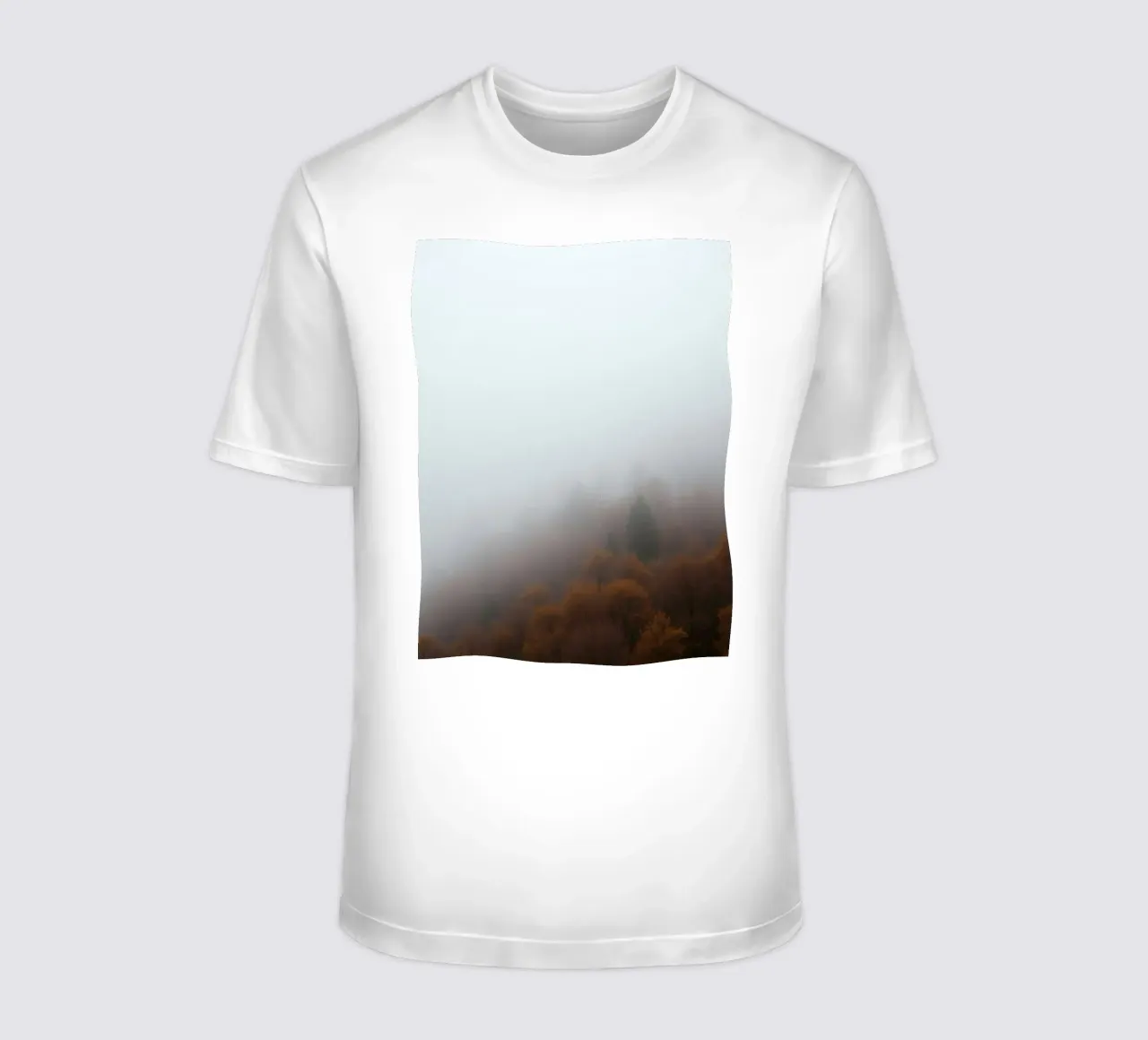 Paesaggio forestale nebbioso con fogliame autunnale t-shirt da DesignDoodle