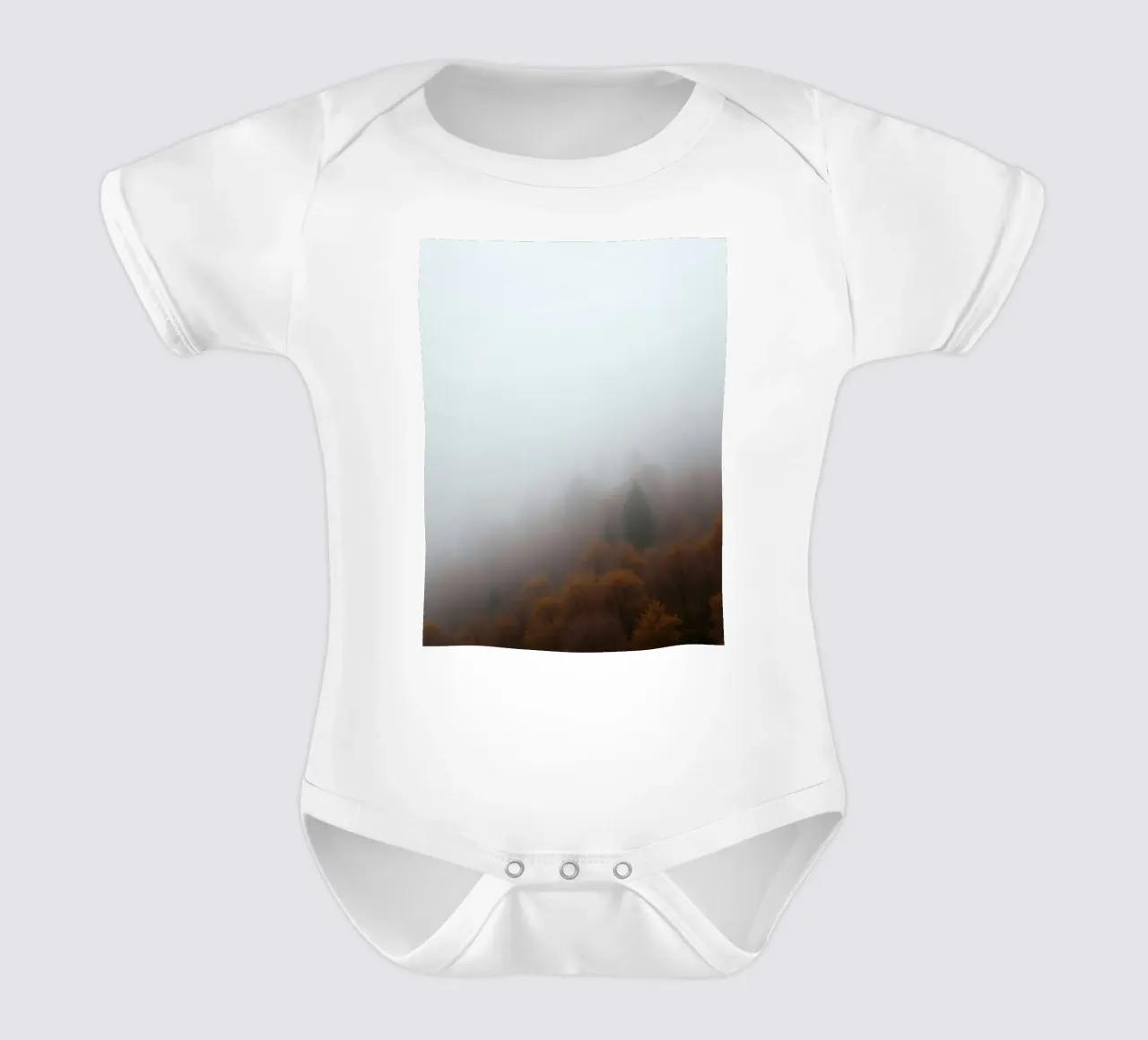 Paesaggio forestale nebbioso con fogliame autunnale body neonato maniche corte da DesignDoodle