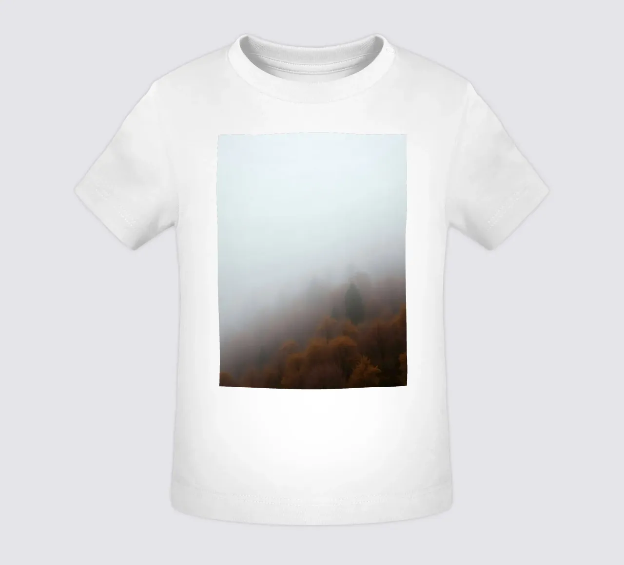 Paesaggio forestale nebbioso con fogliame autunnale maglietta neonato da DesignDoodle