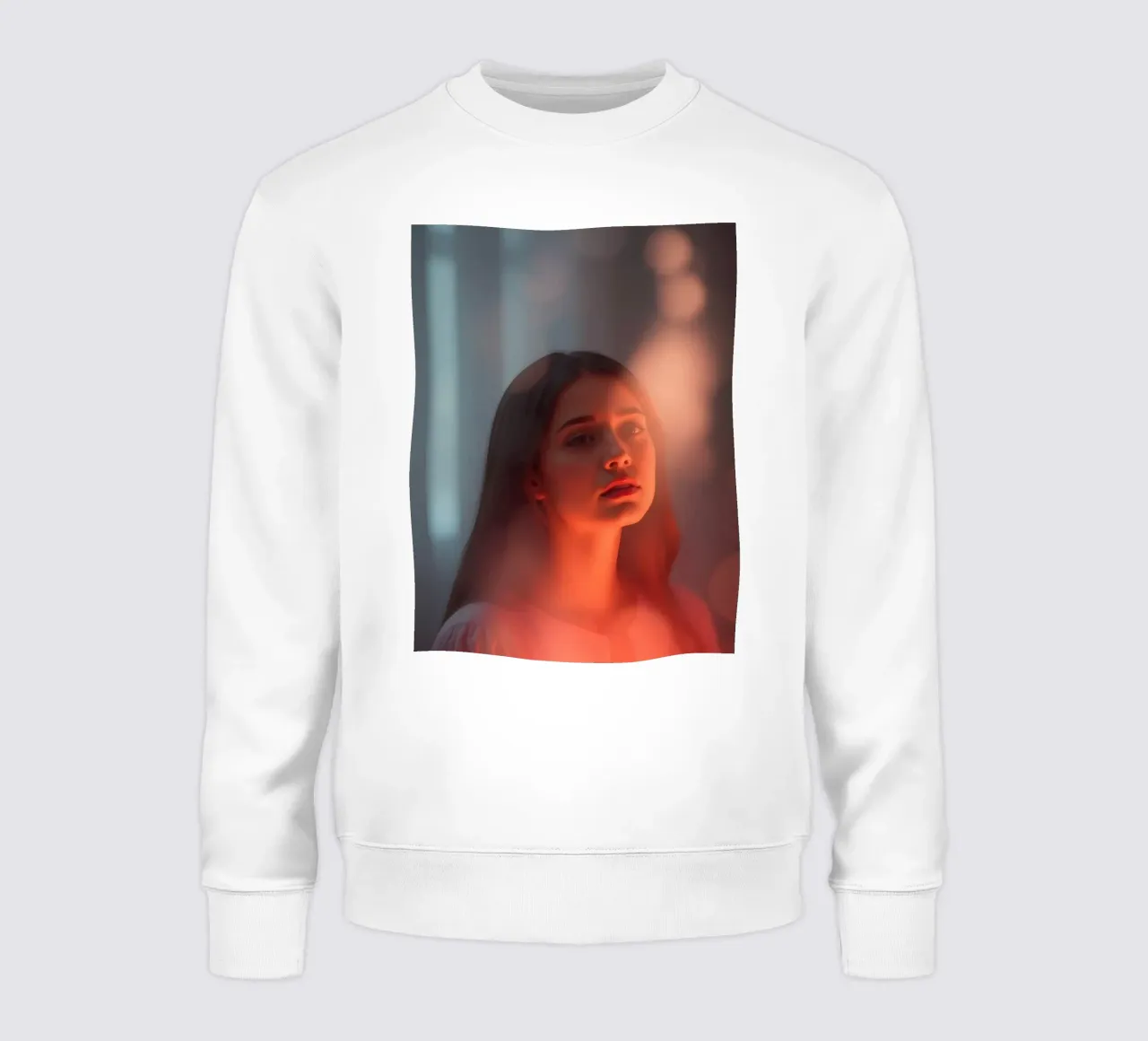 Portrait captivant d'une jeune femme illuminée par un rêve sweat de DesignDoodle