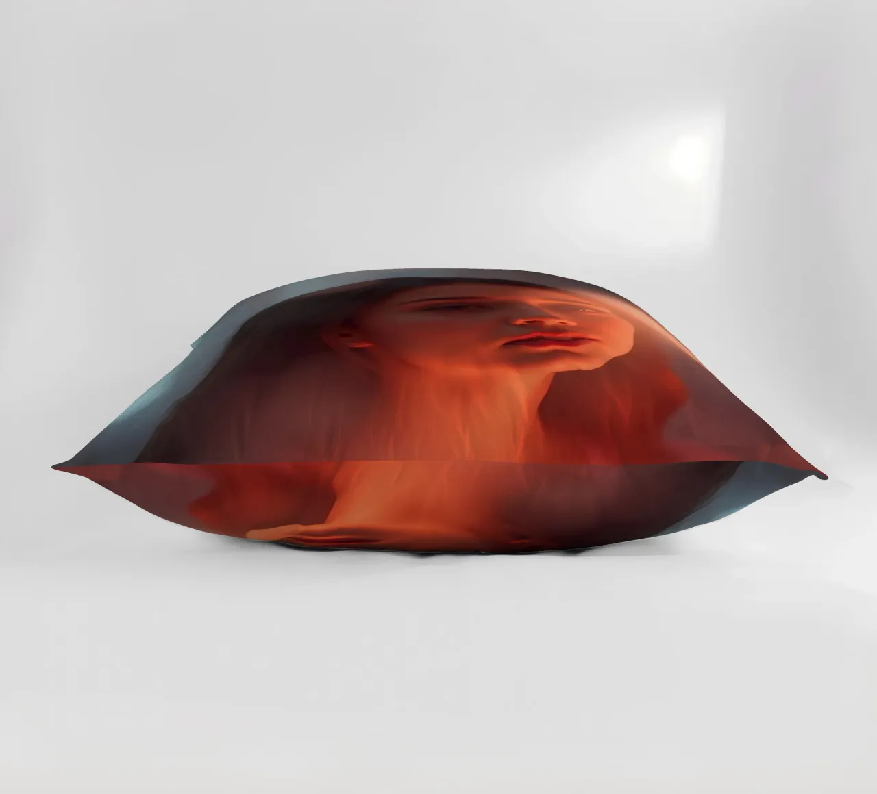 Portrait captivant d'une jeune femme illuminée par un rêve coussin de DesignDoodle
