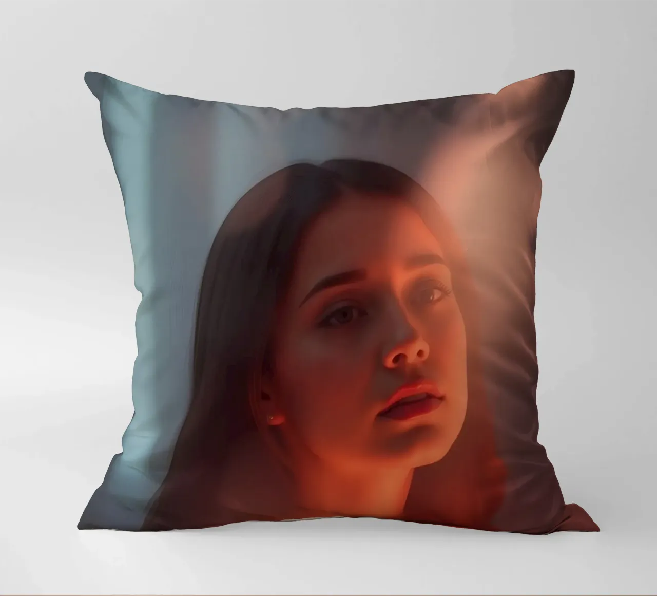 Portrait captivant d'une jeune femme illuminée par un rêve coussin de DesignDoodle