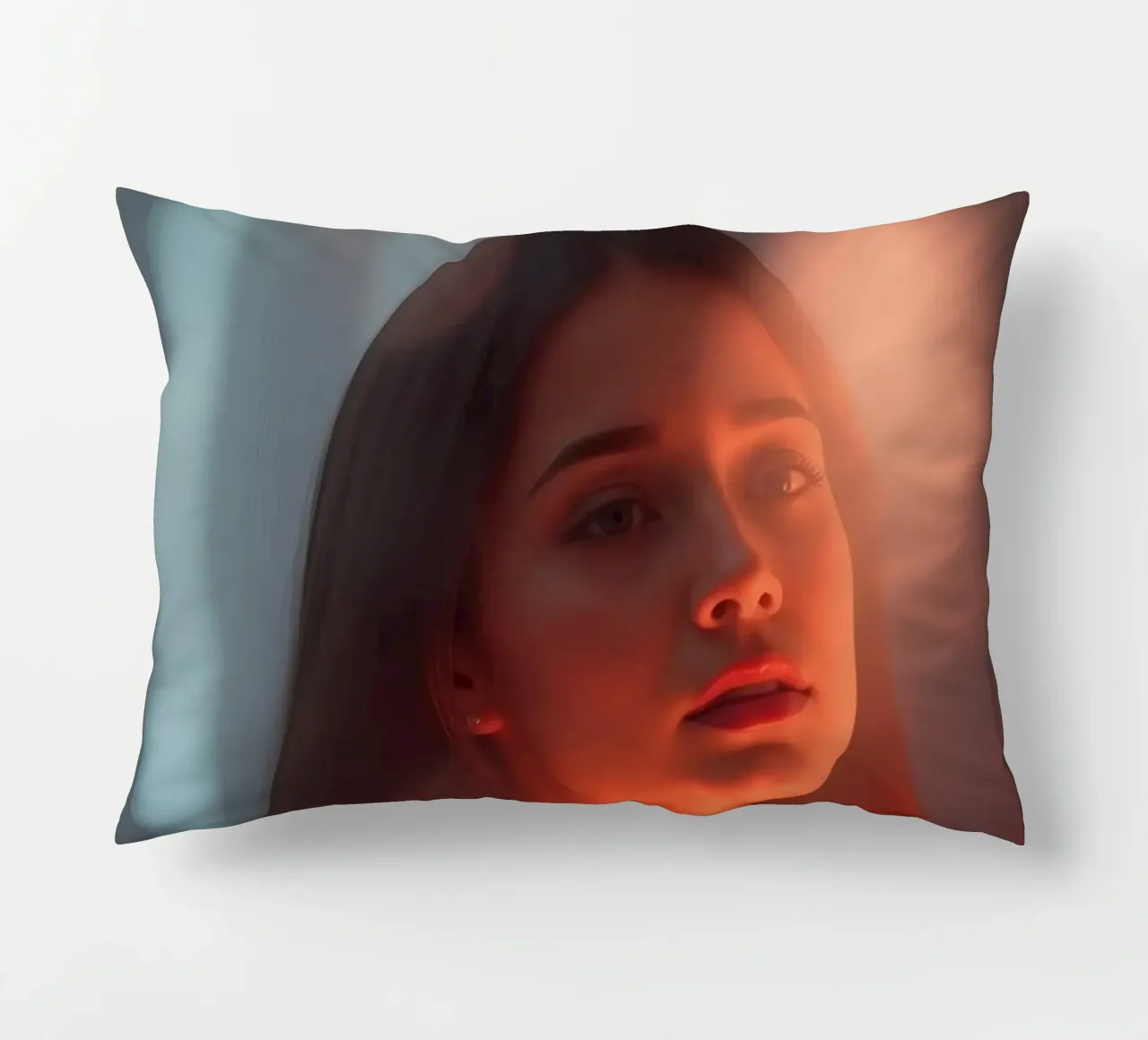 Portrait captivant d'une jeune femme illuminée par un rêve coussin de DesignDoodle