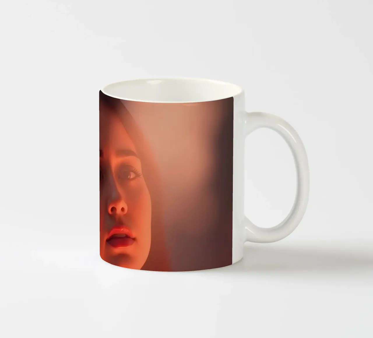 Portrait captivant d'une jeune femme illuminée par un rêve mug en céramique de DesignDoodle