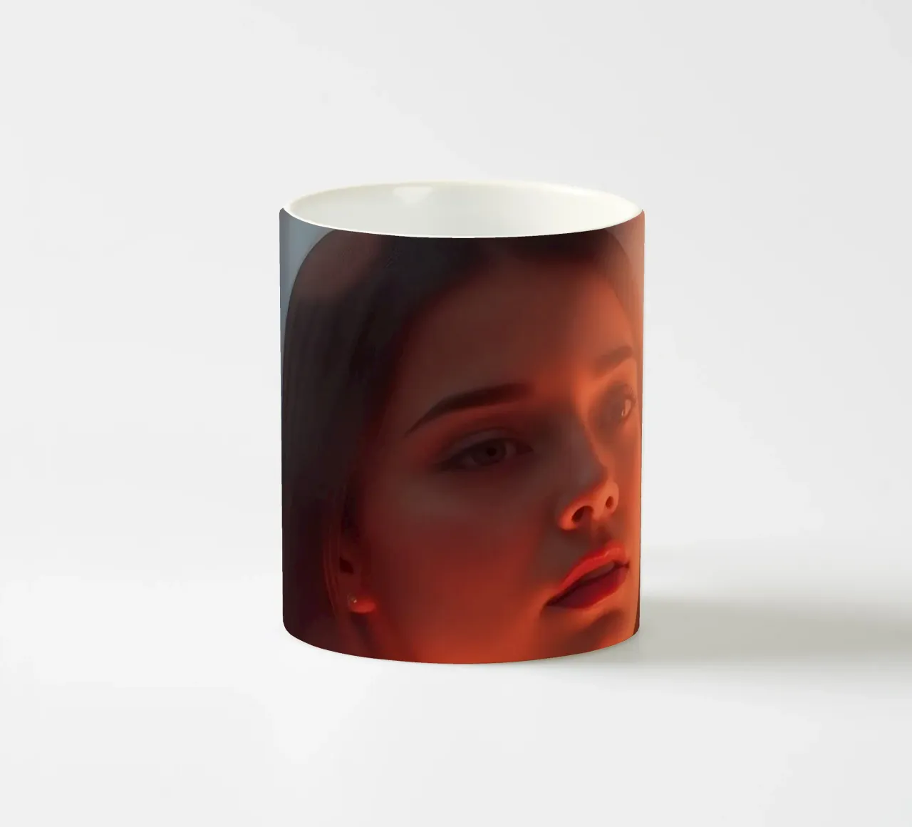 Portrait captivant d'une jeune femme illuminée par un rêve mug en céramique de DesignDoodle