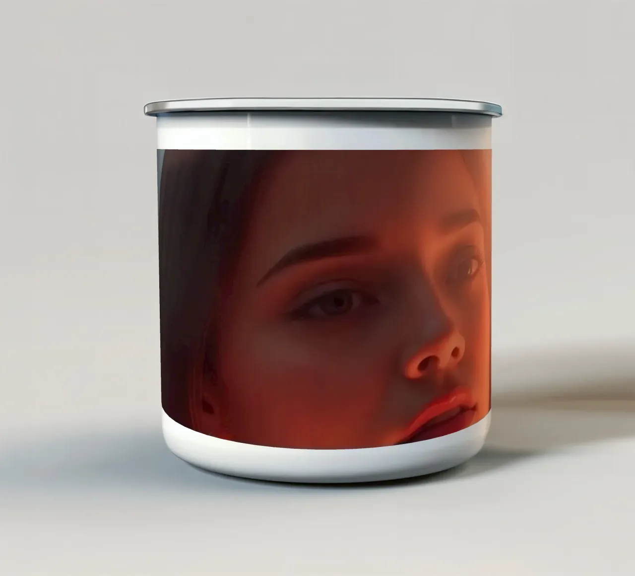 Accattivante ritratto di una giovane donna illuminata in sogno tazza in smalto da DesignDoodle