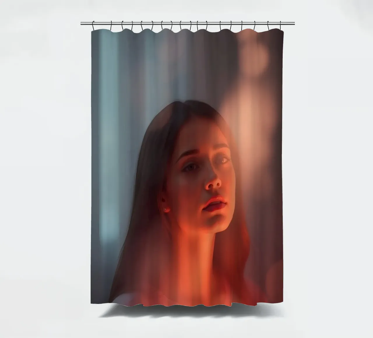 Fesselndes Porträt einer jungen Frau, die im Traum erleuchtet wird Duschvorhang von DesignDoodle