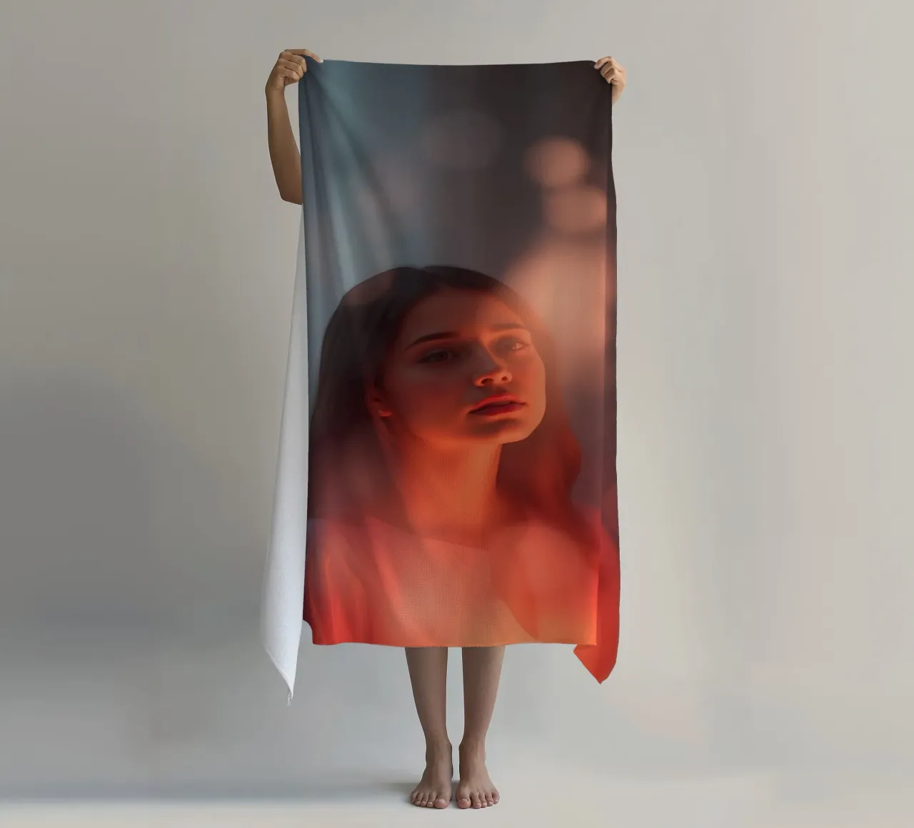 Portrait captivant d'une jeune femme illuminée par un rêve serviette de plage de DesignDoodle