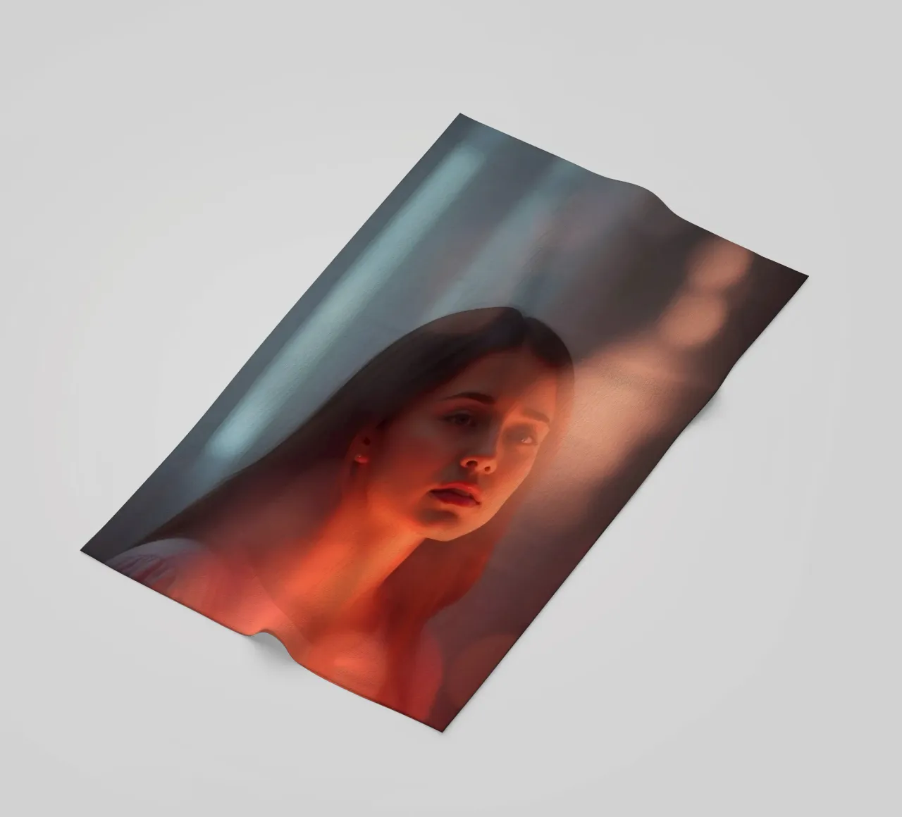 Portrait captivant d'une jeune femme illuminée par un rêve serviette de plage de DesignDoodle