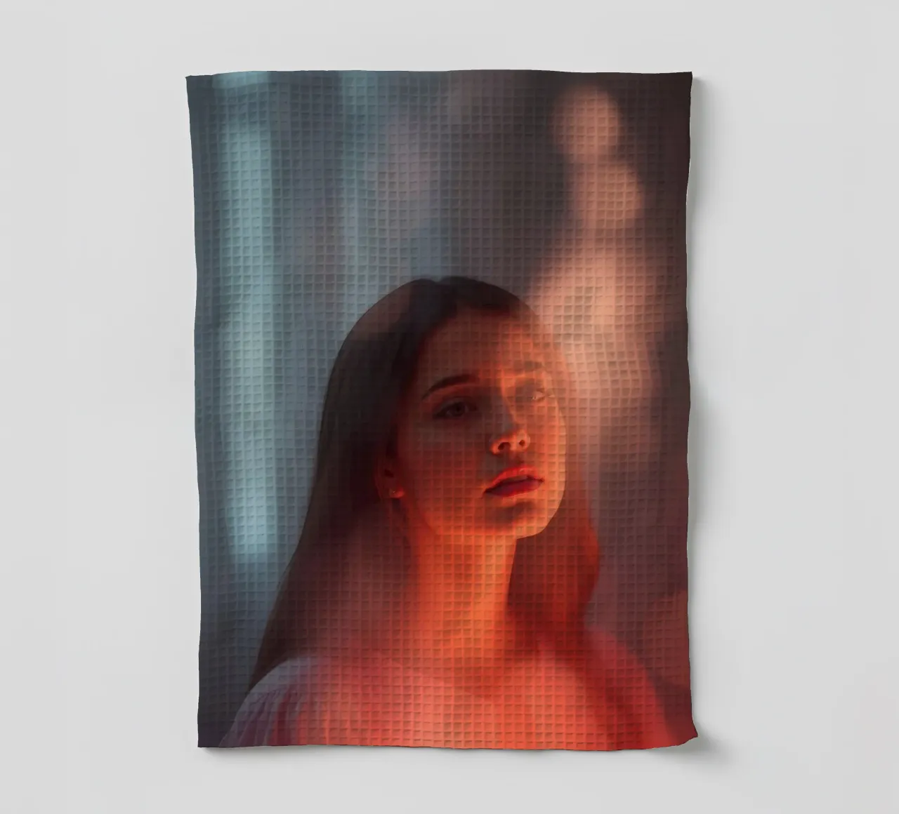 Portrait captivant d'une jeune femme illuminée par un rêve torchon de DesignDoodle