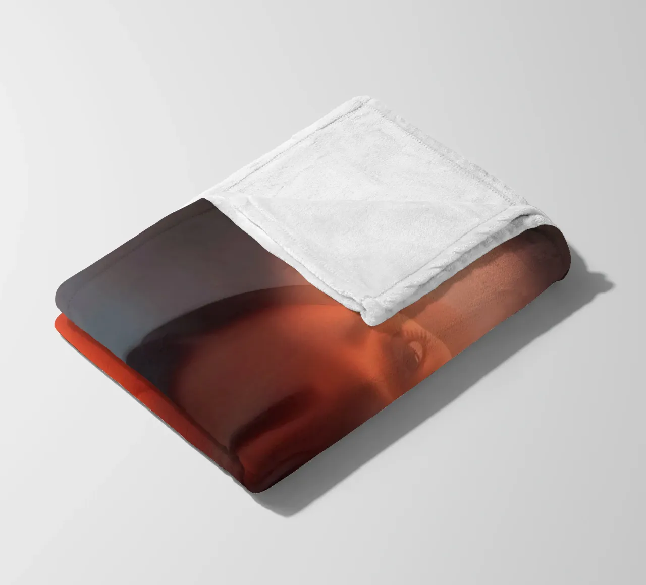 Fesselndes Porträt einer jungen Frau, die im Traum erleuchtet wird Fleecedecke von DesignDoodle