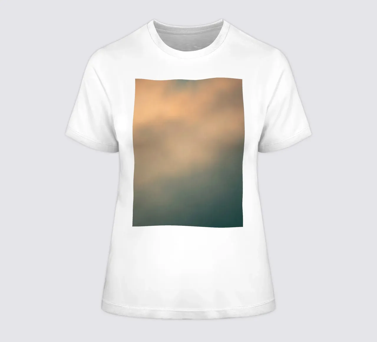 Motif abstrait et doux de nuages créant une atmosphère t-shirt ajusté pour femmes de DesignDoodle