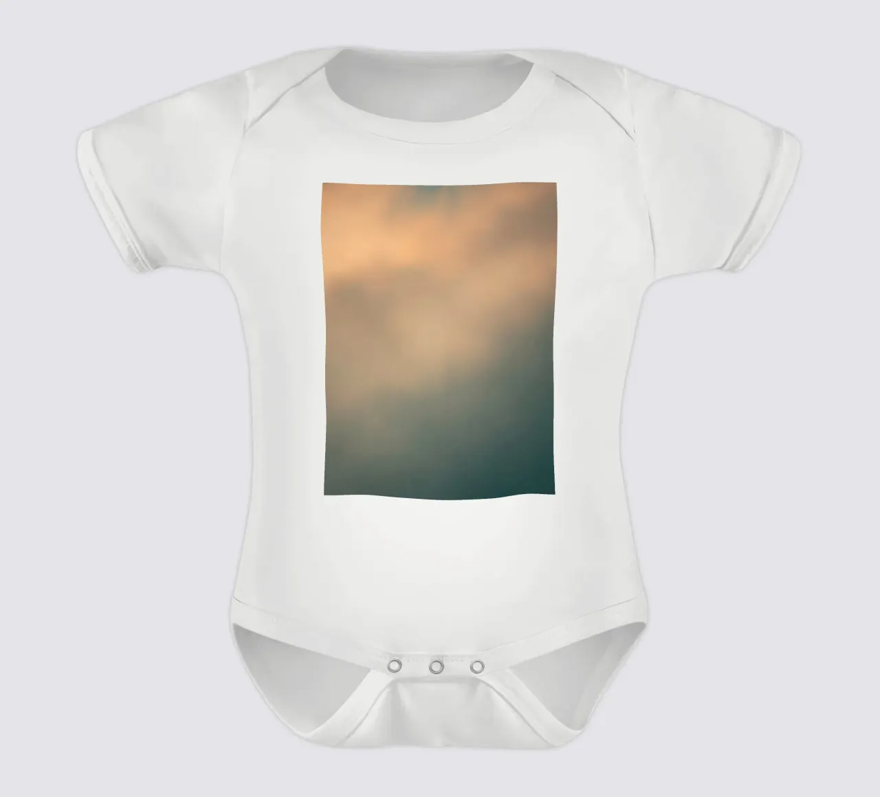 Weiches abstraktes Wolkenmuster, das eine ruhige Kurzarm Babybody von DesignDoodle