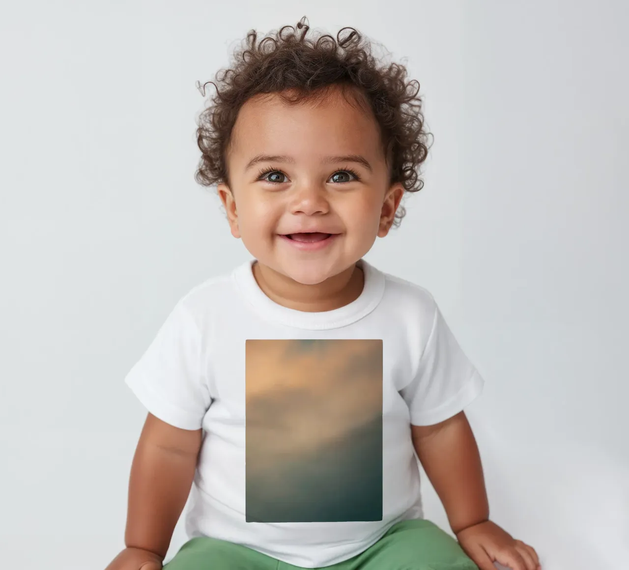Weiches abstraktes Wolkenmuster, das eine ruhige Baby T-Shirt von DesignDoodle