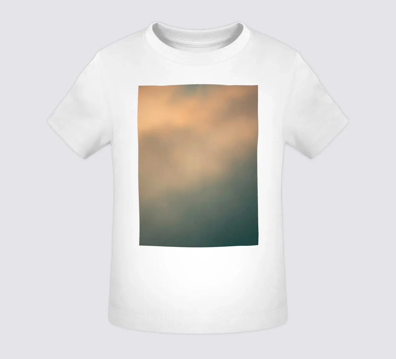 Weiches abstraktes Wolkenmuster, das eine ruhige Baby T-Shirt von DesignDoodle