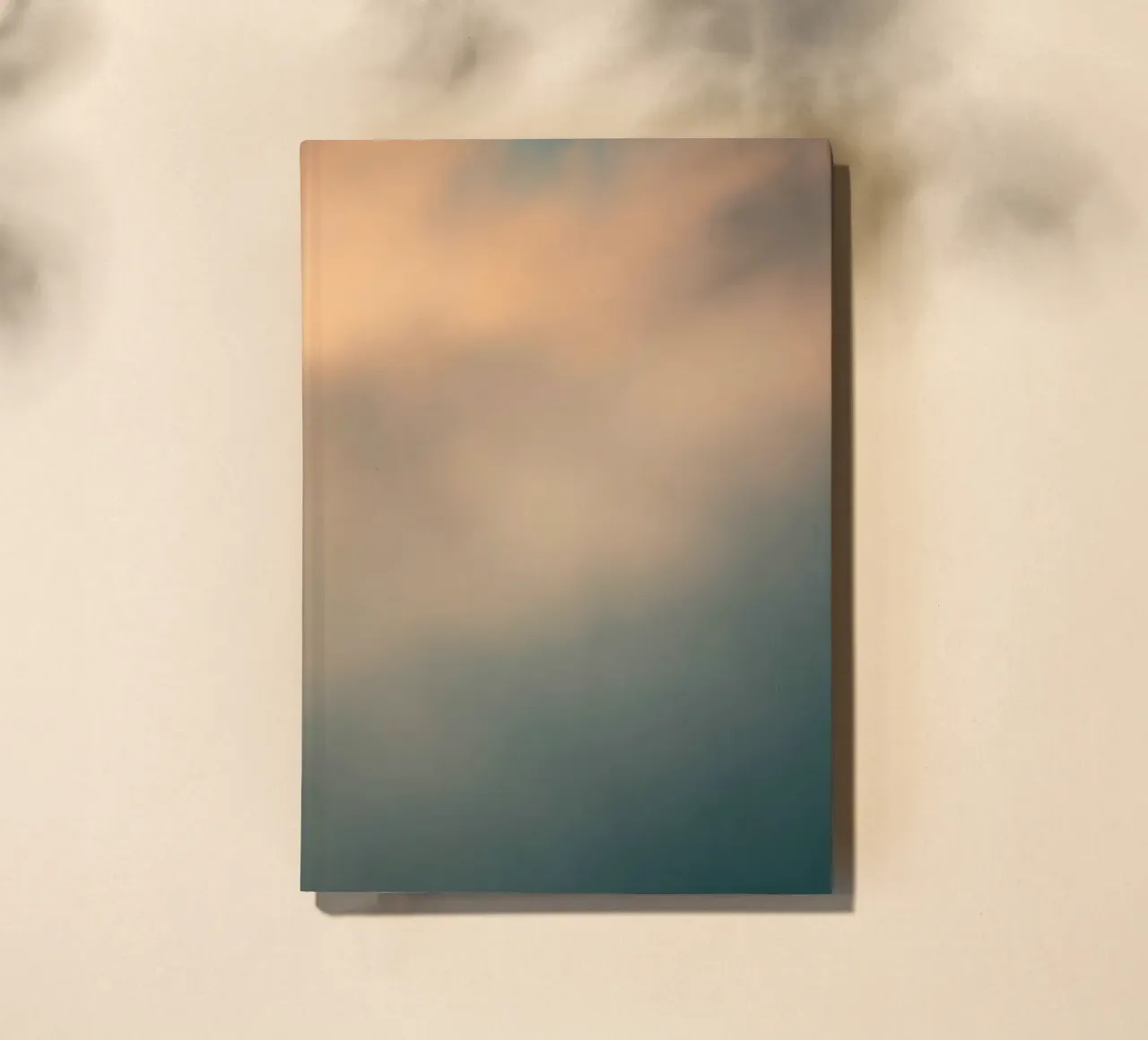 Weiches abstraktes Wolkenmuster, das eine ruhige Notizbuch von DesignDoodle