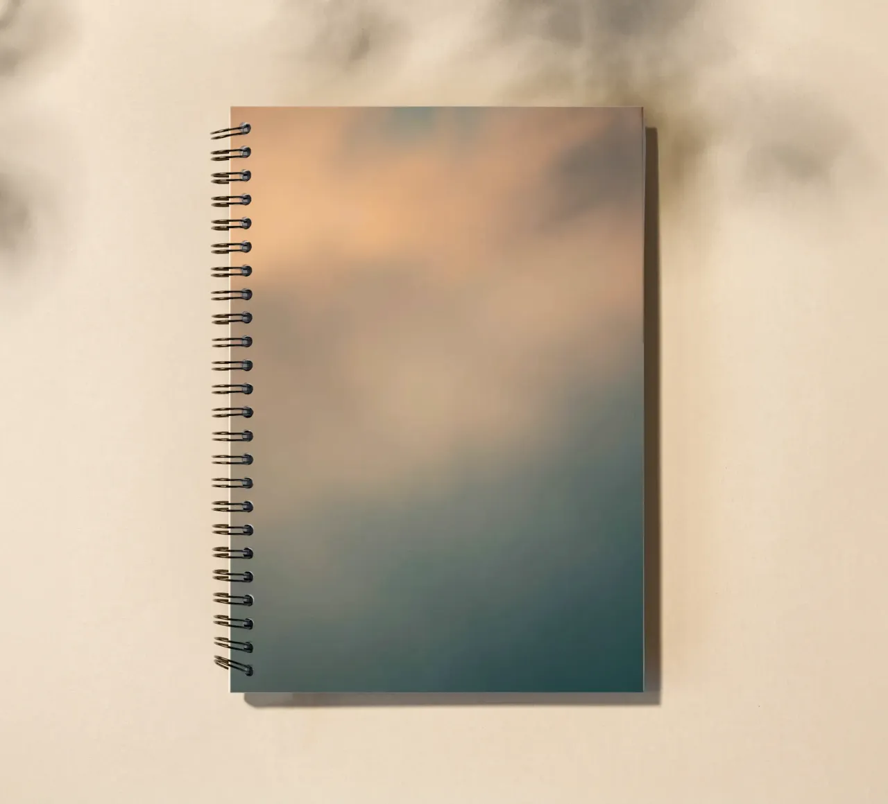 Weiches abstraktes Wolkenmuster, das eine ruhige Ringbuch von DesignDoodle