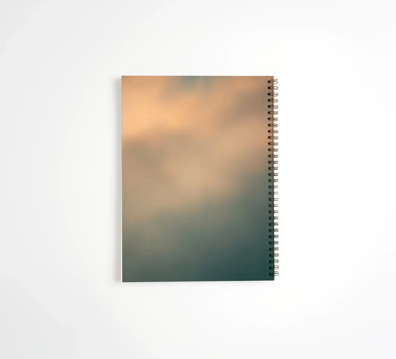 Weiches abstraktes Wolkenmuster, das eine ruhige Ringbuch von DesignDoodle
