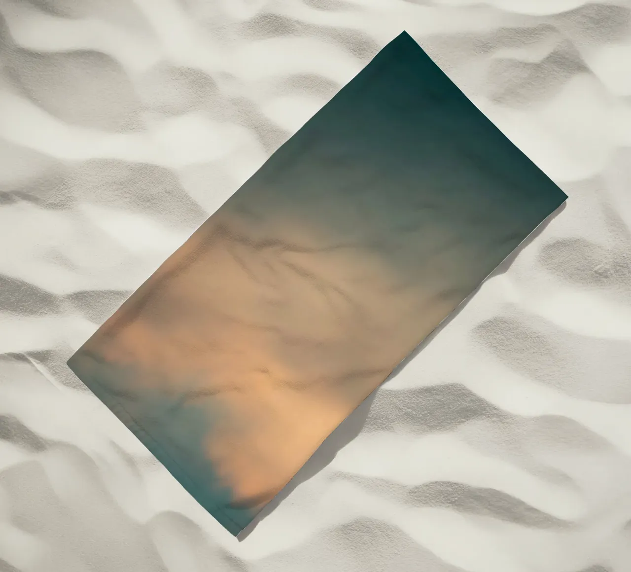Weiches abstraktes Wolkenmuster, das eine ruhige Strandtuch von DesignDoodle