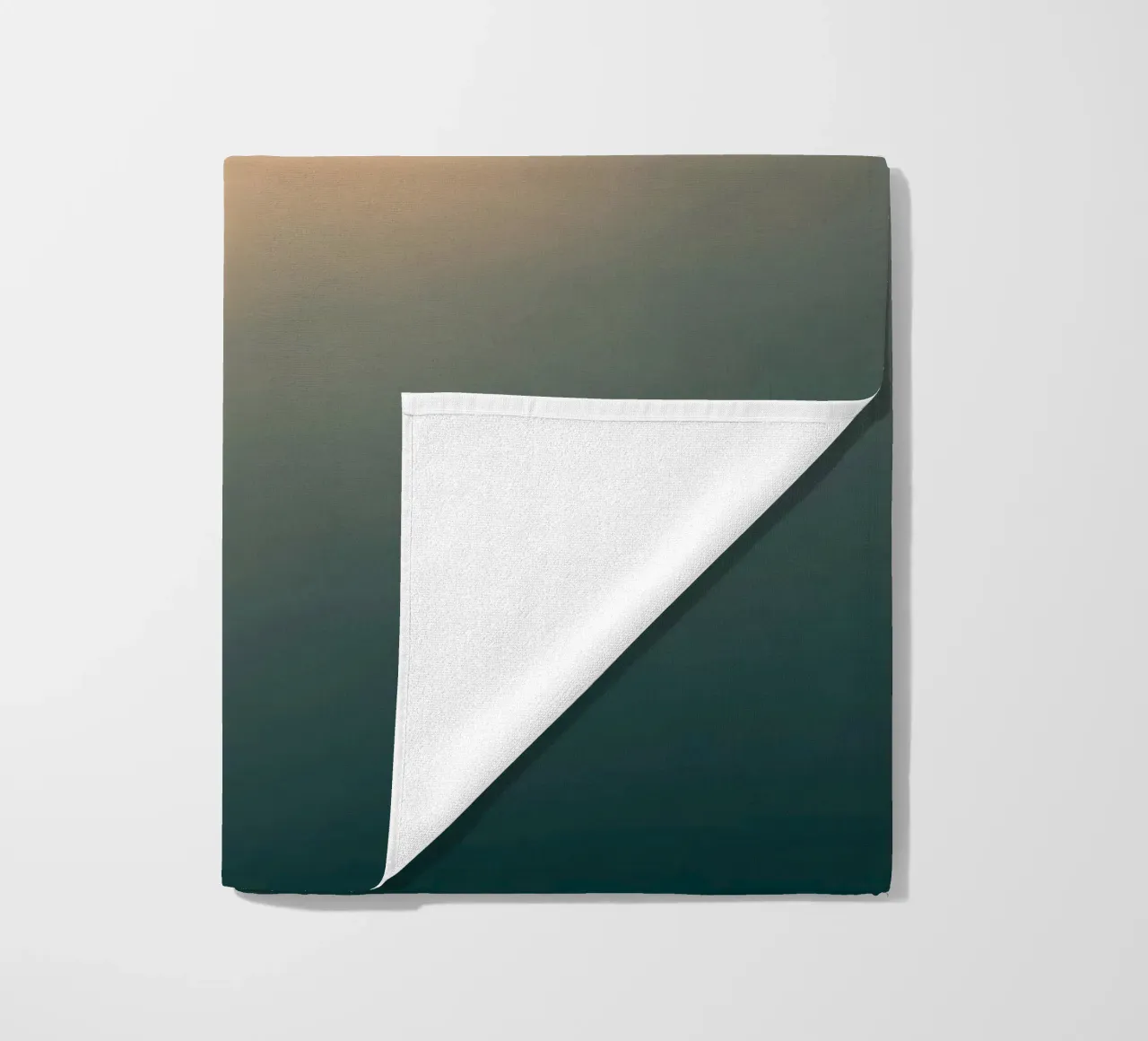 Weiches abstraktes Wolkenmuster, das eine ruhige Strandtuch von DesignDoodle