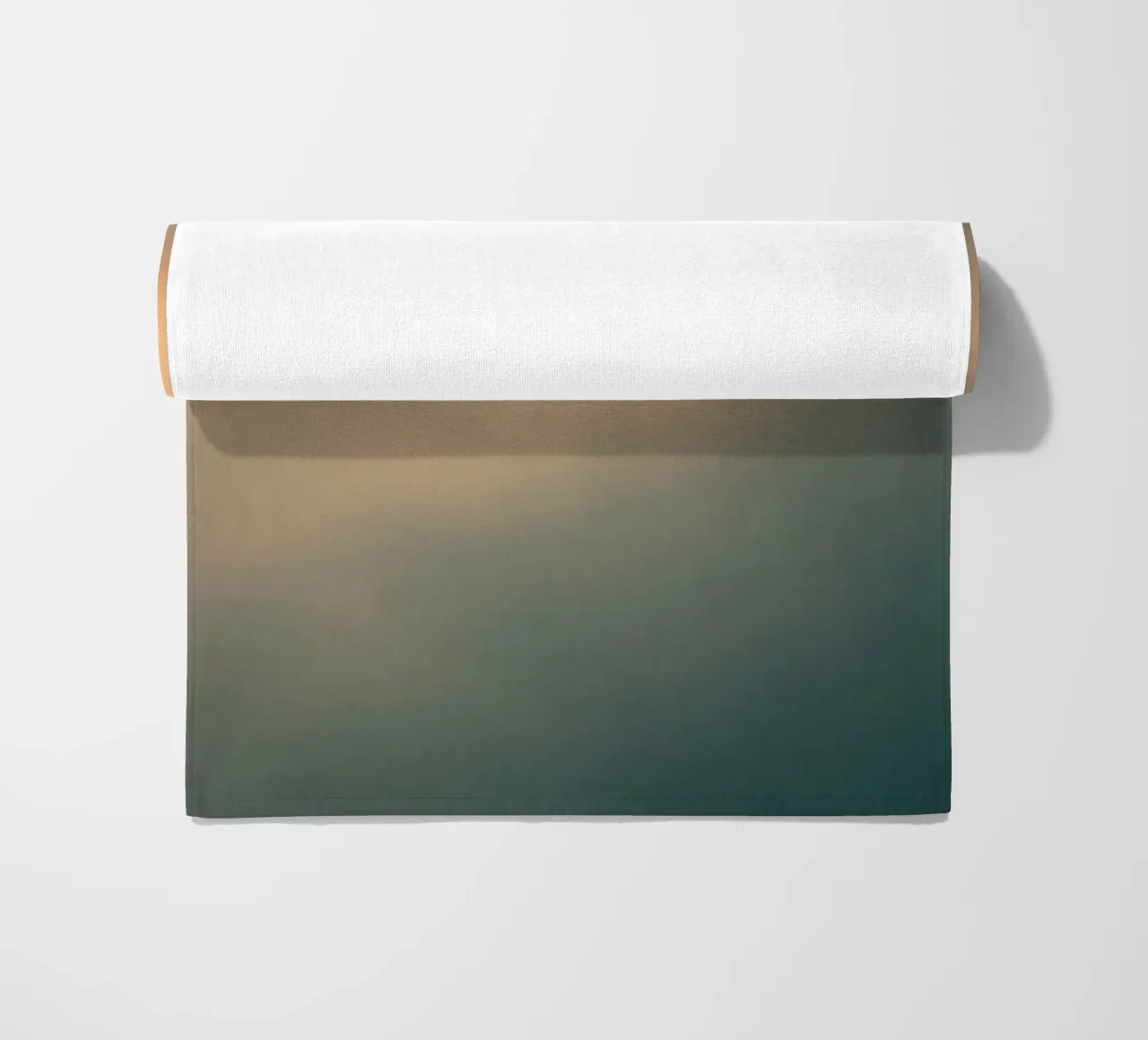 Zacht abstract wolkenpatroon creëert een rustige strandhanddoek van DesignDoodle