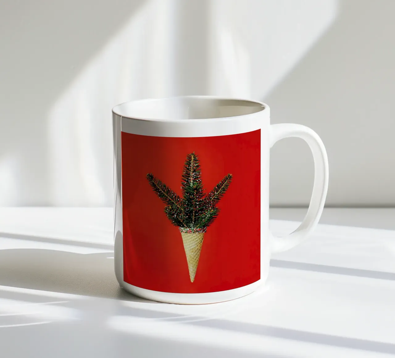 Pine Cone Keramik Tasse von Juj Winn