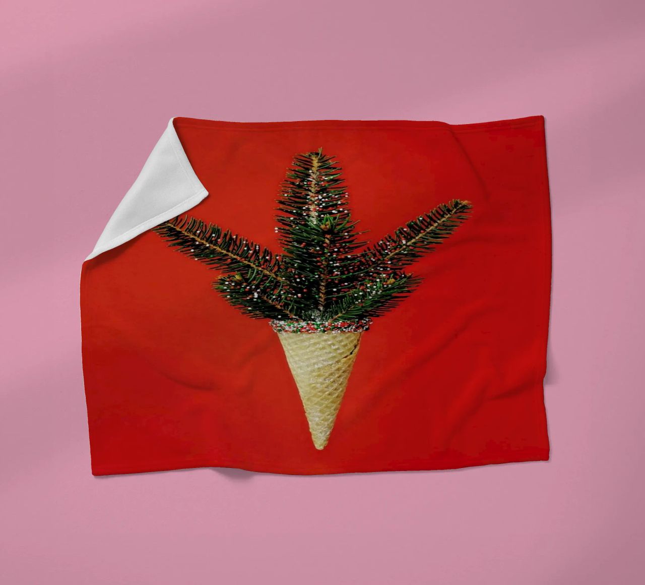 Pine Cone coperta in pile da Juj Winn