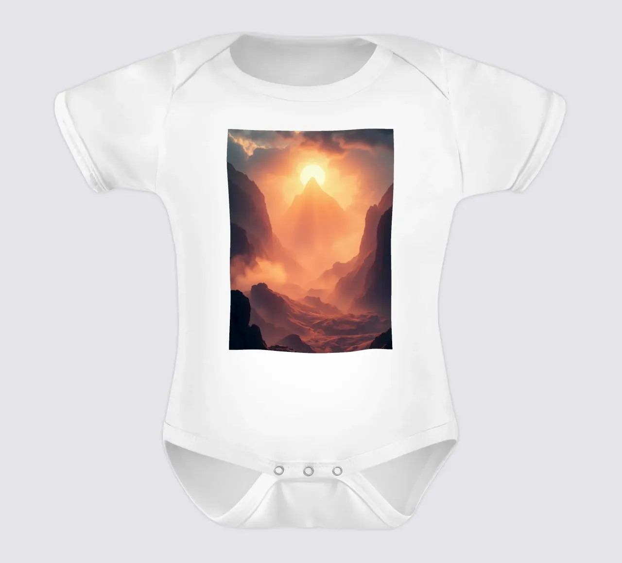 Coucher de soleil à couper le souffle sur des montagnes majestueuses dans une douce brume body bébé de DesignDoodle