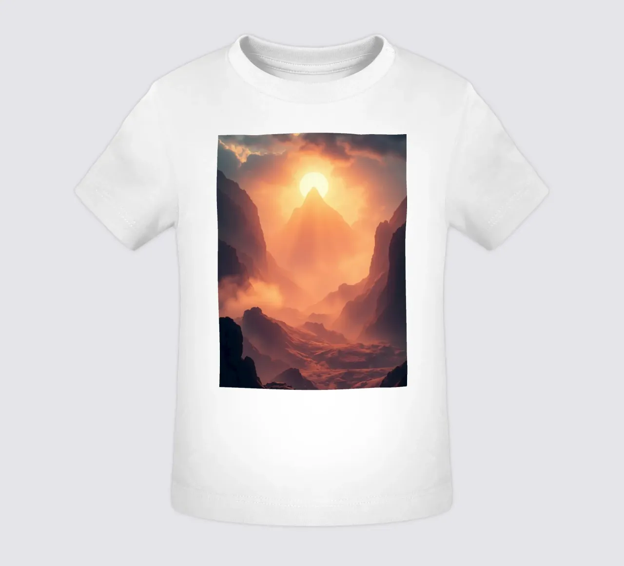 Coucher de soleil à couper le souffle sur des montagnes majestueuses dans une douce brume t-shirt pour bébé de DesignDoodle