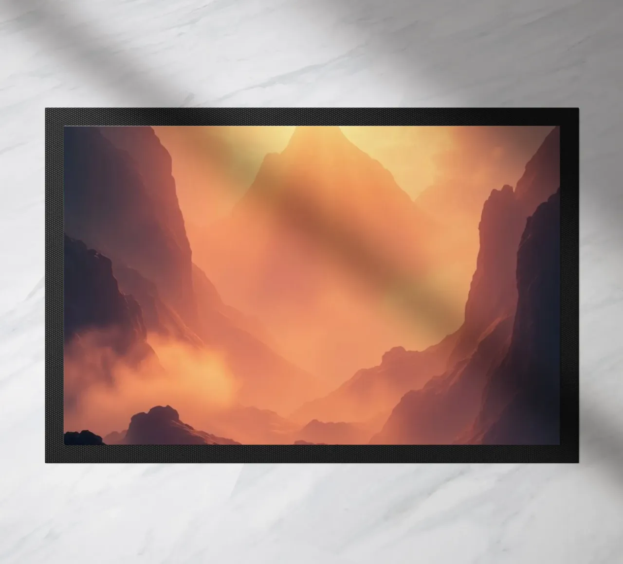 Coucher de soleil à couper le souffle sur des montagnes majestueuses dans une douce brume paillasson de DesignDoodle