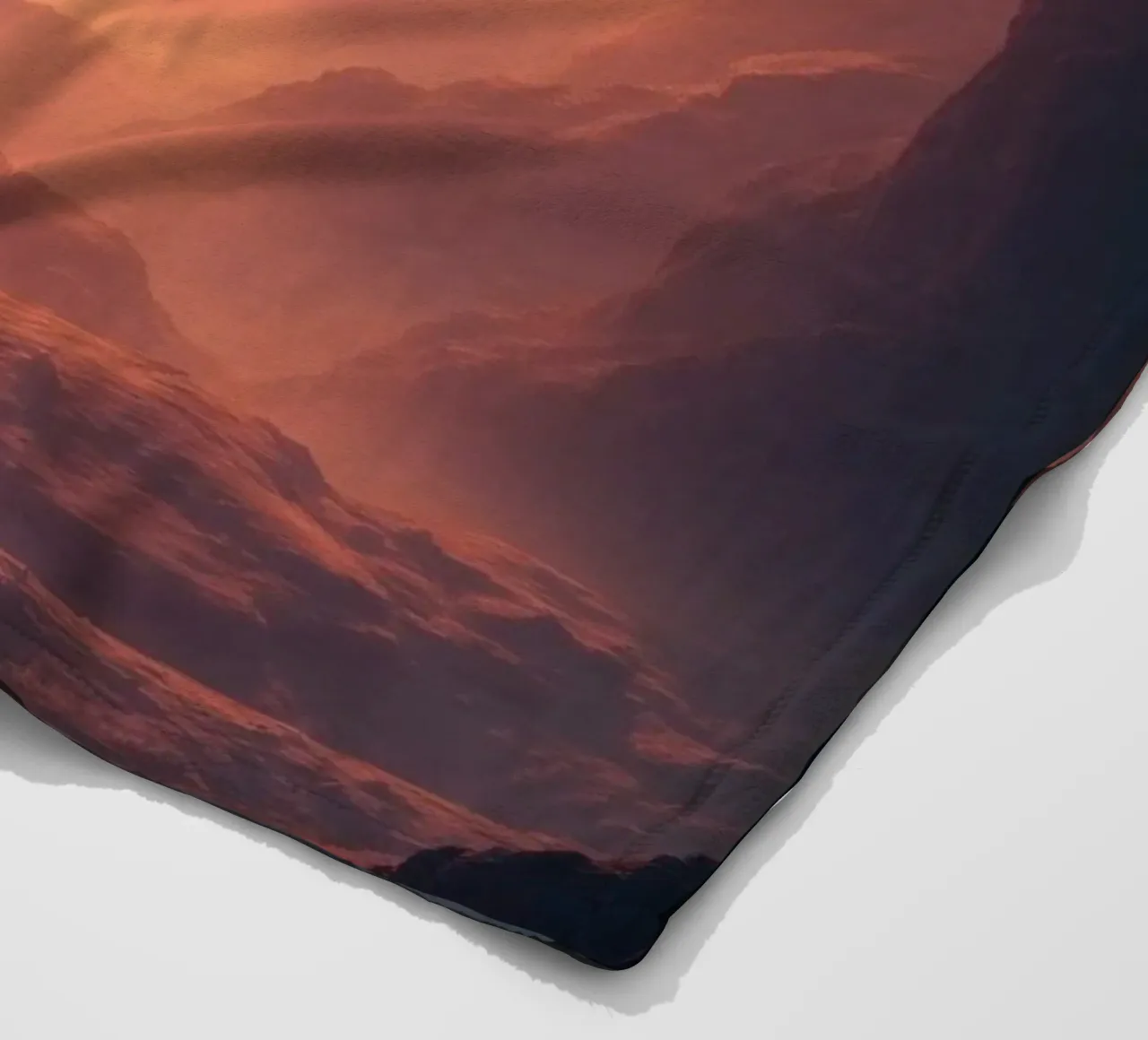 Coucher de soleil à couper le souffle sur des montagnes majestueuses dans une douce brume plaid polaire de DesignDoodle