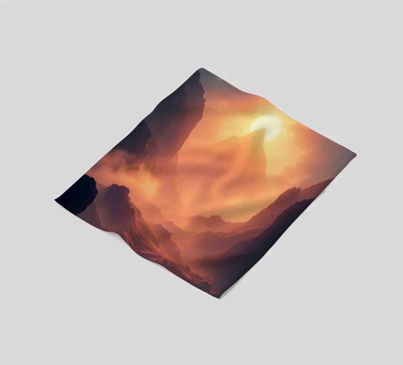 Coucher de soleil à couper le souffle sur des montagnes majestueuses dans une douce brume plaid polaire de DesignDoodle