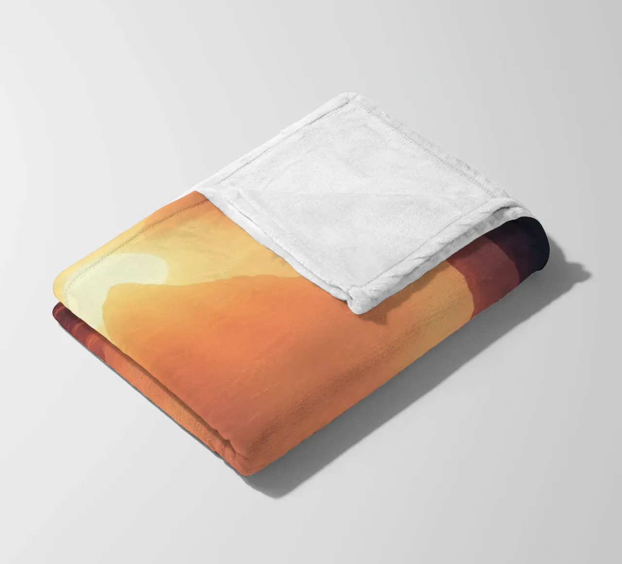 Coucher de soleil à couper le souffle sur des montagnes majestueuses dans une douce brume plaid polaire de DesignDoodle