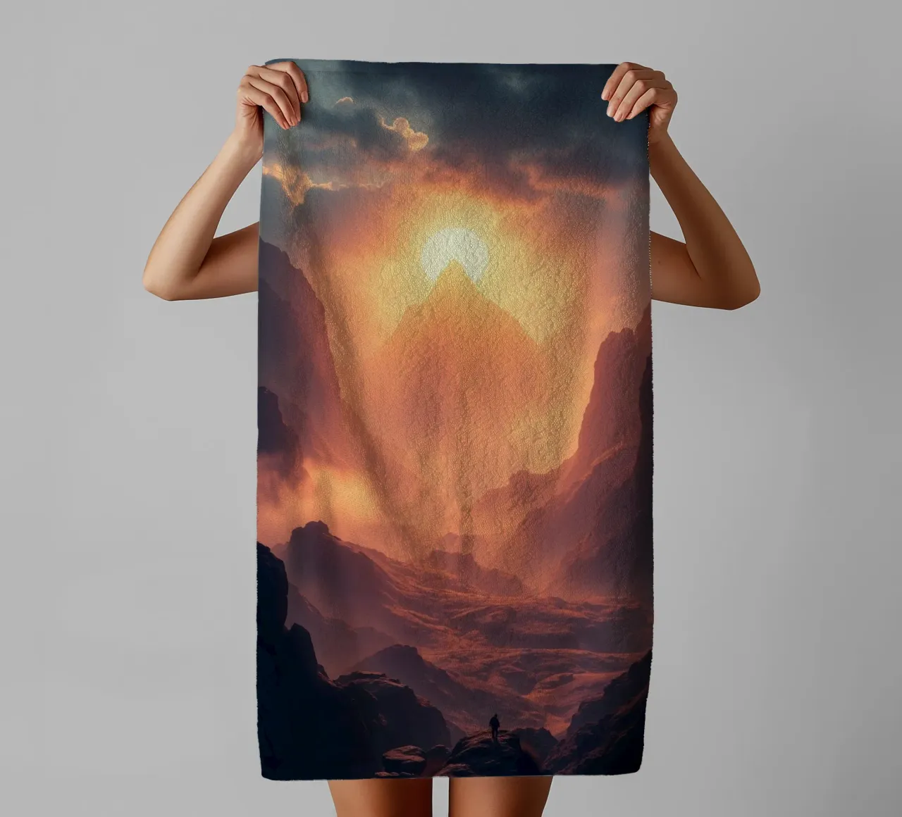 Coucher de soleil à couper le souffle sur des montagnes majestueuses dans une douce brume serviette de bain de DesignDoodle