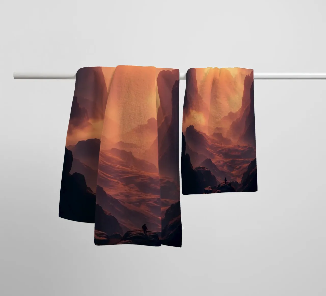 Coucher de soleil à couper le souffle sur des montagnes majestueuses dans une douce brume serviette de bain de DesignDoodle