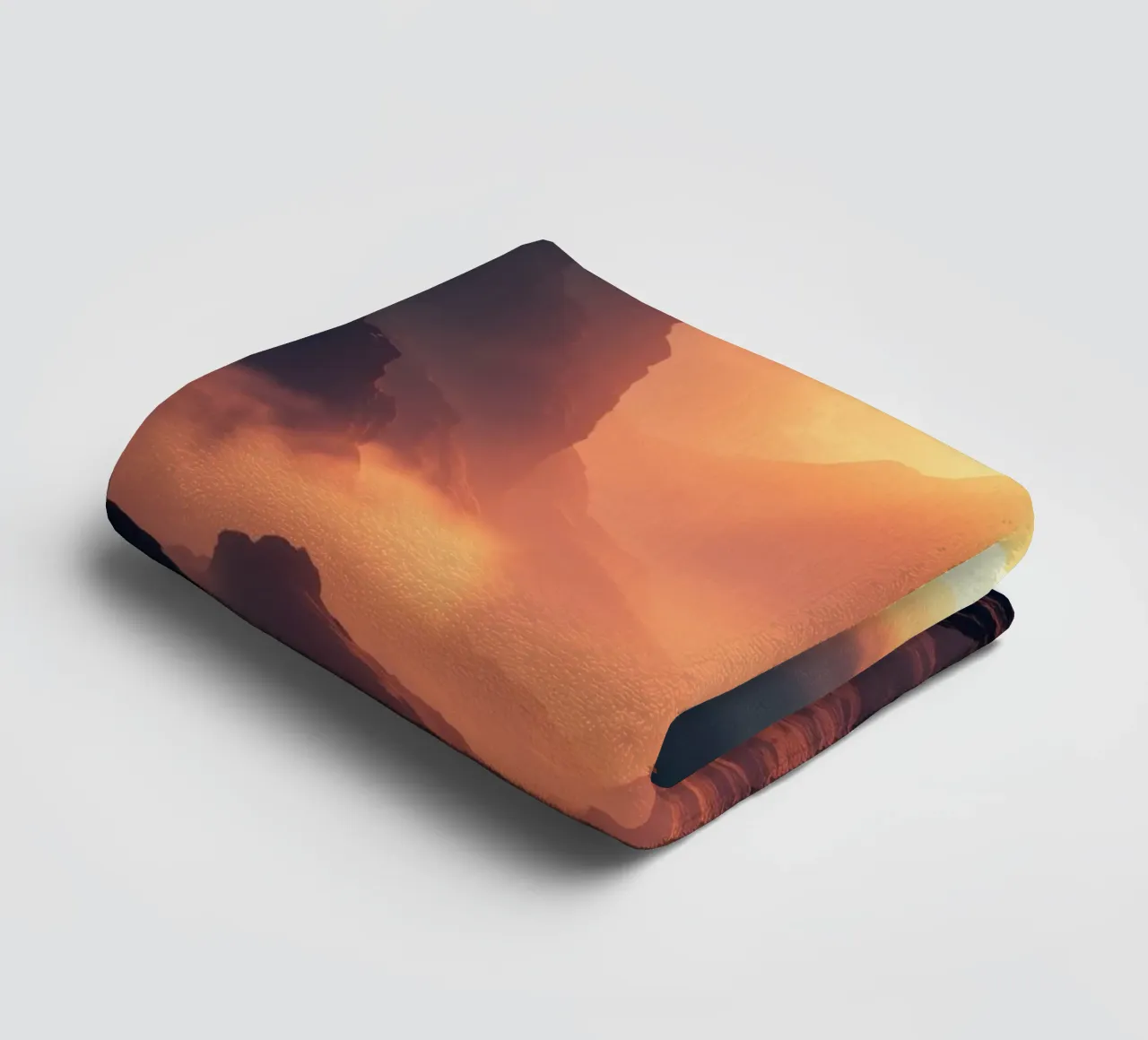 Coucher de soleil à couper le souffle sur des montagnes majestueuses dans une douce brume serviette de bain de DesignDoodle
