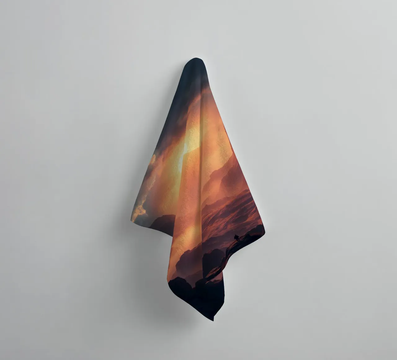 Coucher de soleil à couper le souffle sur des montagnes majestueuses dans une douce brume serviette de bain de DesignDoodle