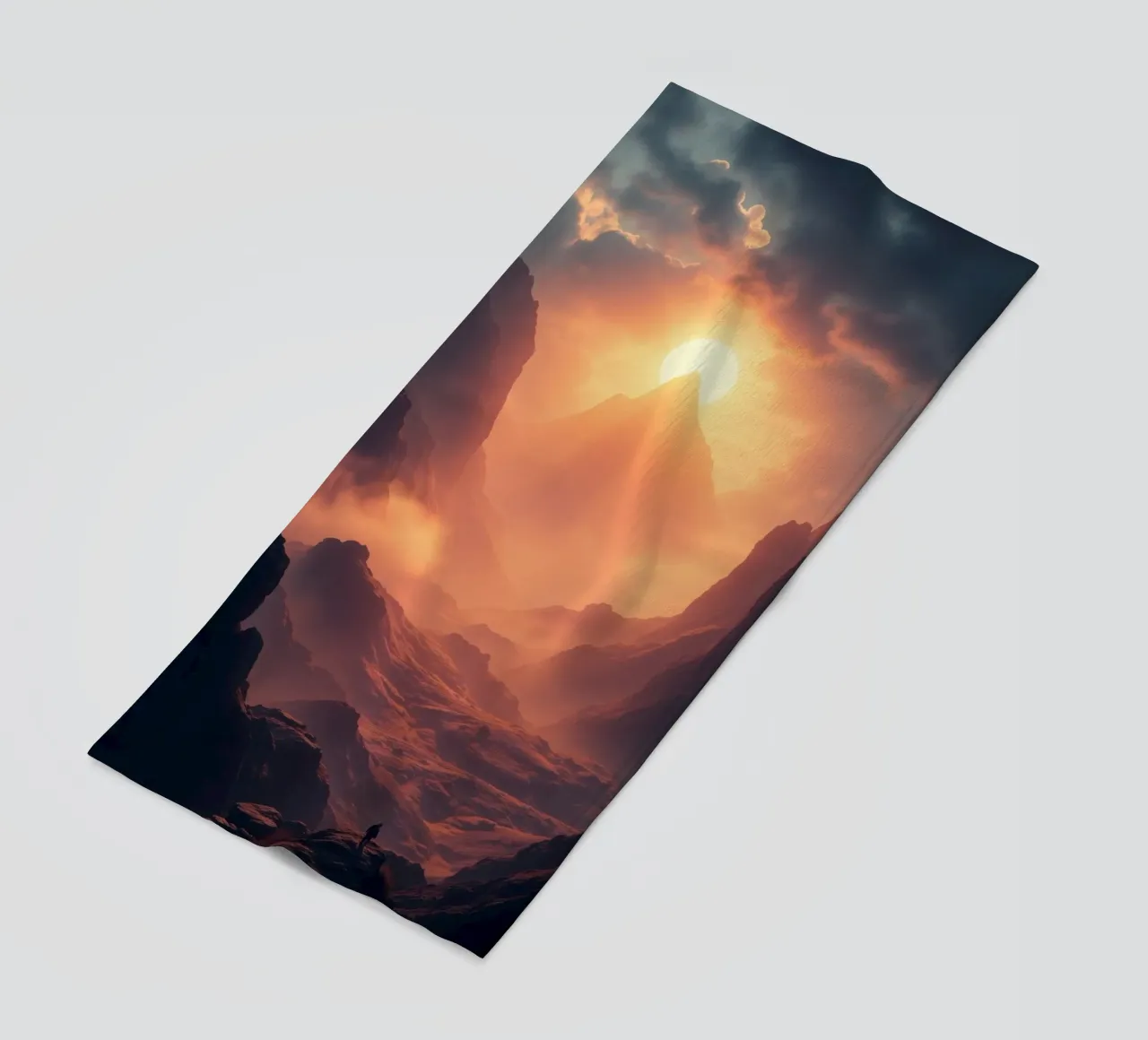 Tramonto mozzafiato su montagne maestose con una nebbia soffusa telo mare da DesignDoodle