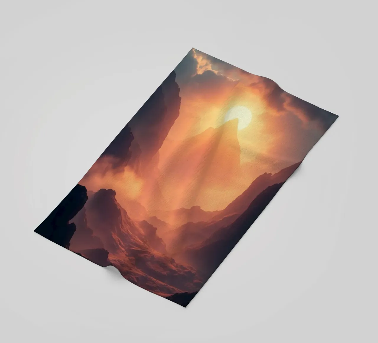 Tramonto mozzafiato su montagne maestose con una nebbia soffusa telo mare da DesignDoodle