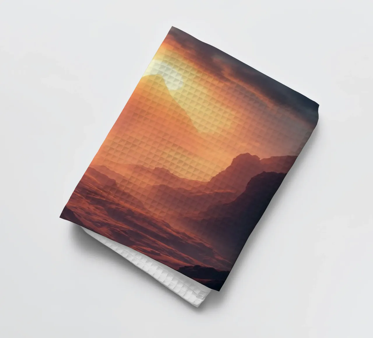 Coucher de soleil à couper le souffle sur des montagnes majestueuses dans une douce brume torchon de DesignDoodle