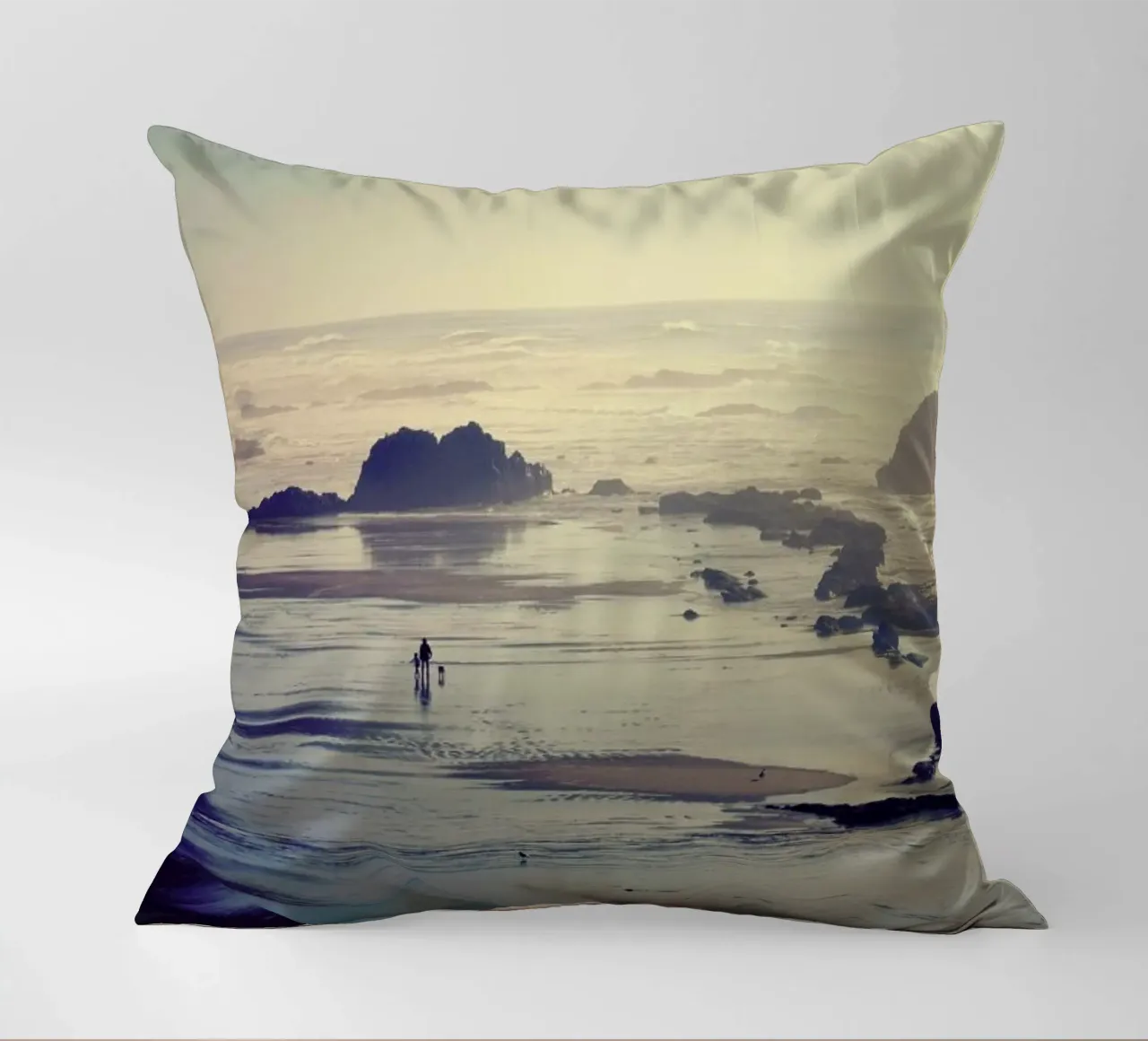 To Travel Is to Live cuscino da Robin Delean