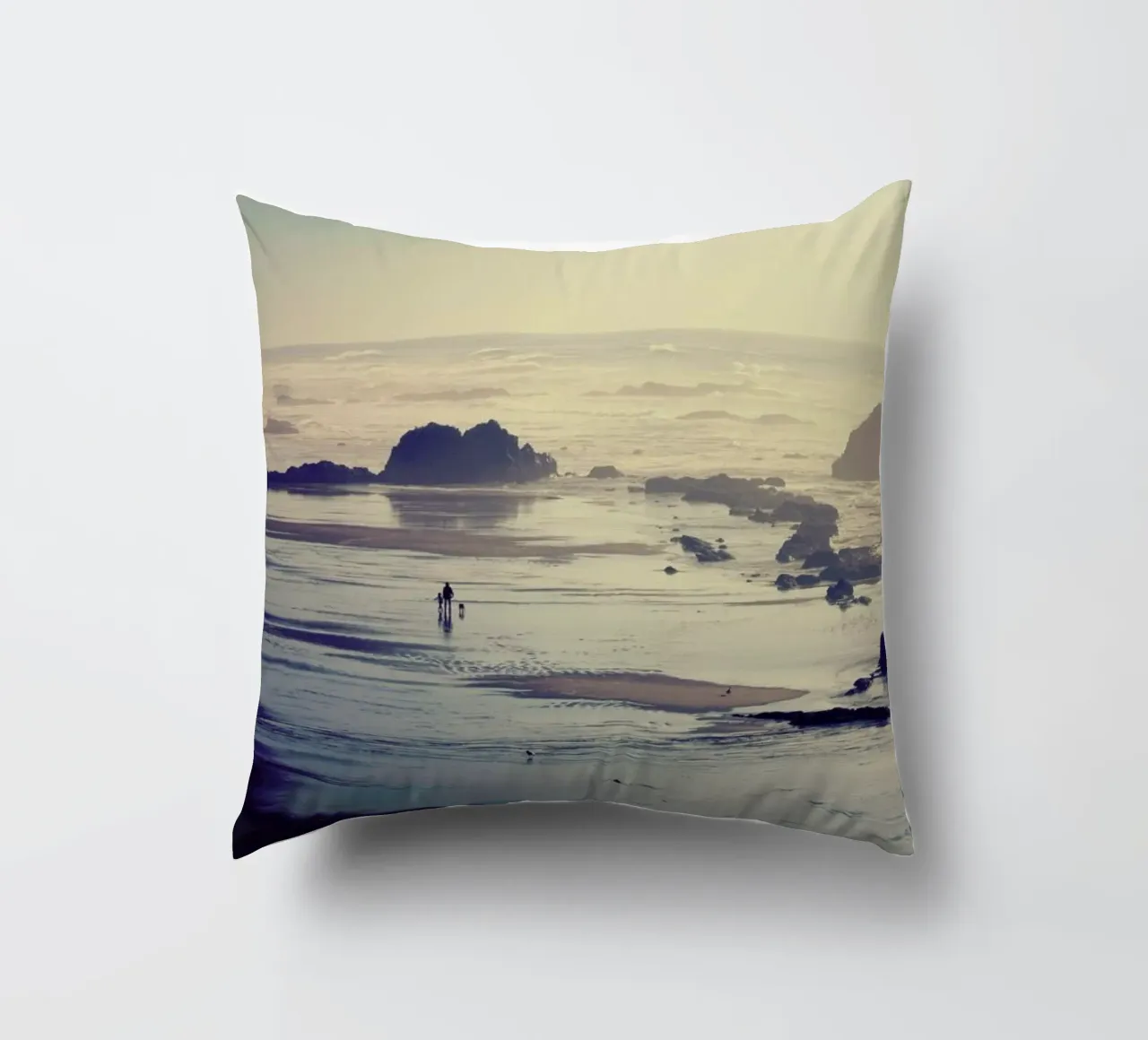 To Travel Is to Live cuscino da Robin Delean