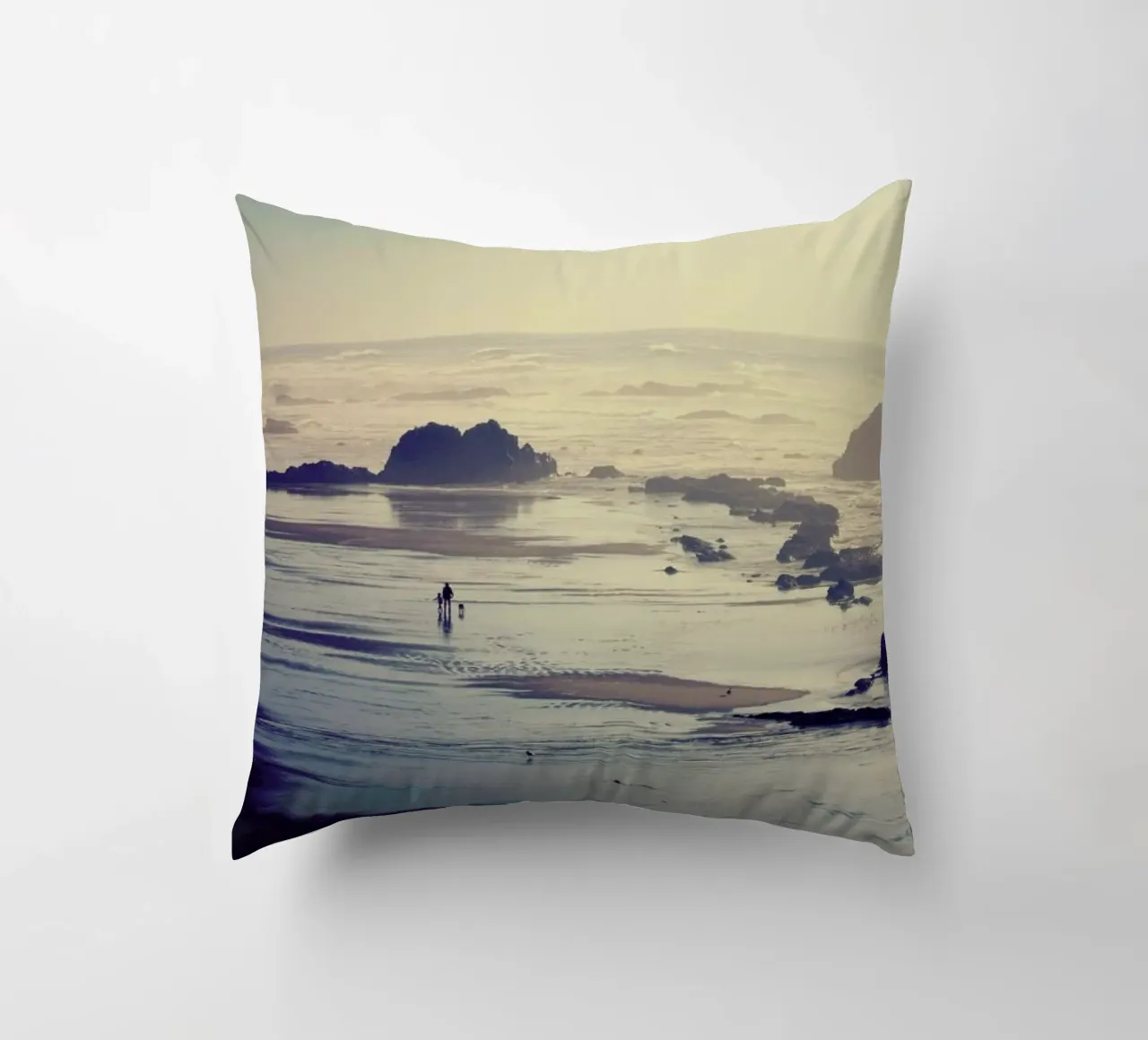 To Travel Is to Live cuscino da Robin Delean