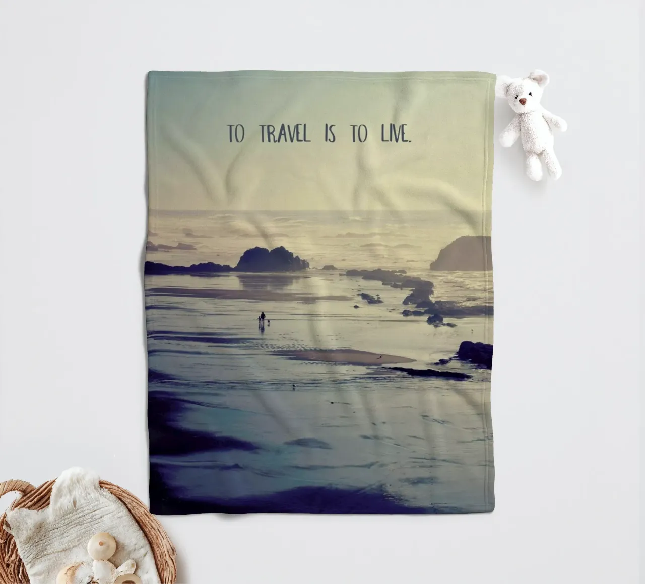To Travel Is to Live Fleecedecke von Robin Delean